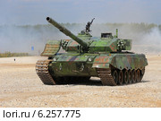 Китайский экипаж выходит на финишную прямую, танк Type 96A. Алабино, Чемпионат мира по танковому биатлону (2014 год). Редакционное фото, фотограф Алексей Гусев / Фотобанк Лори