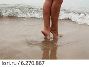 Босые ноги на песке. Стоковое фото, фотограф Мичурина Ирина / Фотобанк Лори