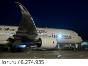 Новейший самолет Airbus A350 XWB приземлился в международном аэропорту Шереметьево города Москвы в рамках мирового турне (2014 год). Редакционное фото, фотограф Николай Винокуров / Фотобанк Лори