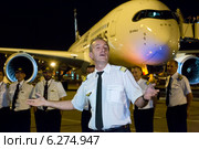 Филипп Перрен - французский военный лётчик, 9-й космонавт Франции  и пилот новейшего самолета Airbus A350 XWB, который приземлился в Международном аэропорту Шереметьево города Москвы в рамках мирового турне, обащается с журналистами (2014 год). Редакционное фото, фотограф Николай Винокуров / Фотобанк Лори