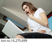Woman using a laptop. Стоковое фото, агентство BE&W Photo / Фотобанк Лори