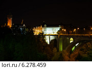 Ночной вид моста Адольф (Adolphe Bridge) и Государственного сберегательного банка (State Saving Bank), Люксембург (2014 год). Стоковое фото, фотограф Сергей Новиков / Фотобанк Лори