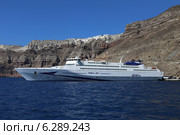 Греческий катамаран Tera Jet в порту Афиниос, остров Санторини, Греция (2014 год). Редакционное фото, фотограф Алексей Гусев / Фотобанк Лори