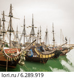Пиратские парусные корабли у пирса. Редакционное фото, фотограф Алексей / Фотобанк Лори
