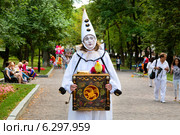 Белый (грустный) клоун с шарманкой идет по бульвару в городе Москве (2014 год). Редакционное фото, фотограф Николай Винокуров / Фотобанк Лори