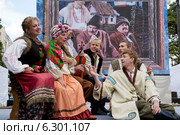 Актеры муниципального драматического театра "Стрела" города Жуковского играют в спектакле Н.В. Гоголя "Ночь перед рождеством" в рамках дня празднования юбилея писателя на Гоголевском бульваре города Москвы, 16 августа 2014. Редакционное фото, фотограф Николай Винокуров / Фотобанк Лори