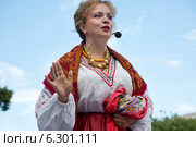 Ольга Андрианова, актриса муниципального драматического театра "Стрела" города Жуковского играет роль Солохи из спектакля по повести Н.В. Гоголя "Ночь перед рождеством" в рамках дня празднования юбилея писателя на Гоголевском бульваре города Москвы, 16 августа 2014. Редакционное фото, фотограф Николай Винокуров / Фотобанк Лори
