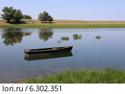 Деревянная лодка на якоре в реке. Стоковое фото, фотограф Алексей Гусев / Фотобанк Лори
