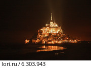 Мон Сен Мишель ночью. Франция, Нормандия. (2012 год). Стоковое фото, фотограф Sofya Demskaya / Фотобанк Лори