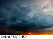 Закат и черные предгрозовые облака (небесный пейзаж) Стоковое фото, фотограф E. O. / Фотобанк Лори