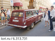 Автомобиль "Волга" ГАЗ-22 на ретроралли Gorkyclassic, ГУМ, Москва, вид сзади (2014 год). Редакционное фото, фотограф Малышев Андрей / Фотобанк Лори