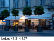 Nowy Њwiat street at night - confectionery and cafe Vincent Boulangerie Patisserie. Редакционное фото, агентство BE&W Photo / Фотобанк Лори