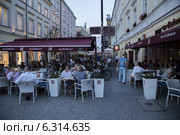 Restaurants on Foksal Street near Nowy Њwiat Street. Редакционное фото, агентство BE&W Photo / Фотобанк Лори