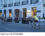 Nowy Њwiat street at night - Czarno na Biaіym restaurant. Редакционное фото, агентство BE&W Photo / Фотобанк Лори