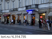 Nowy Њwiat street at night - Pijalnia Piwa i Wуdki bar. Редакционное фото, агентство BE&W Photo / Фотобанк Лори