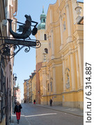 Varsaviana Book House and facade of St. Martin`s Church in Warsaw. Редакционное фото, агентство BE&W Photo / Фотобанк Лори