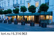 Nowy Њwiat street at night - A. Blikle. Cafe & restaurant. Редакционное фото, агентство BE&W Photo / Фотобанк Лори