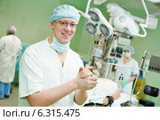 anaesthesiologist doctor at cardiac operation. Стоковое фото, фотограф Дмитрий Калиновский / Фотобанк Лори