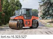 Тандемный каток HAMM DV 8 Super на работах по укладке асфальта на улице Гоголя в Пятигорске (2014 год). Редакционное фото, фотограф Александр Степанов / Фотобанк Лори