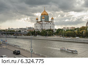 Москва. Храм Христа Спасителя в дождливую погоду (2014 год). Редакционное фото, фотограф Алёшина Оксана / Фотобанк Лори