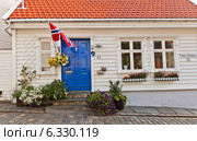 Фасад старинного дома в историческом центре (Gamle Stavanger) г. Ставангера, Норвегия (2014 год). Редакционное фото, фотограф Иван Марчук / Фотобанк Лори