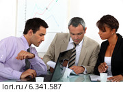 Colleagues working on a project. Стоковое фото, фотограф Phovoir Images / Фотобанк Лори