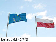 Государственный флаг Польши и флаг Европейского Союза, развевающиеся на фоне голубого неба (2014 год). Стоковое фото, фотограф Ирина Борсученко / Фотобанк Лори