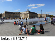 People gathered by a public fountain (2012 год). Стоковое фото, фотограф Phovoir Images / Фотобанк Лори