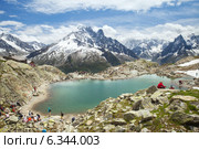 Туристы у озера Lac Blanc, французские Альпы (2014 год). Редакционное фото, фотограф Юлия Кузнецова / Фотобанк Лори