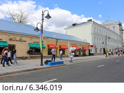 Бывший жилой дом с лавками и питейным заведением, построен в 1788 г., перестроен во 2-й пол. XIX в., Москва, Пятницкая ул., 26 (2014 год). Редакционное фото, фотограф Алексей Гусев / Фотобанк Лори