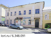 Аптека № 9 в старинном двухэтажном доме в городе Ельце Липецкой области (2014 год). Редакционное фото, фотограф stargal / Фотобанк Лори