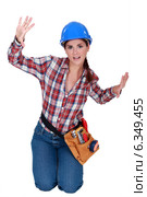 Female construction worker trapped in a small space. Стоковое фото, фотограф Phovoir Images / Фотобанк Лори