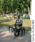 Белгород. Городская скульптура "Воспоминание" (народное название — "Бабушка") (2011 год). Редакционное фото, фотограф irisff / Фотобанк Лори
