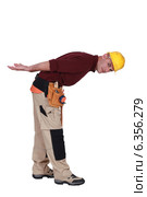 Builder bending over. Стоковое фото, фотограф Phovoir Images / Фотобанк Лори