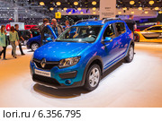 Renault Sandero Stepway. Московский международный автомобильный салон 2014. Редакционное фото, фотограф Сергей Лаврентьев / Фотобанк Лори