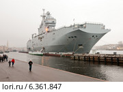 Десантный корабль "Мистраль" на Неве (2009 год). Редакционное фото, фотограф Александр Алексеев / Фотобанк Лори