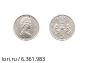 Монета пять новых пенсов с профилем королевы Елизаветы II, 1968 год (2014 год). Редакционное фото, фотограф Евгений Ткачёв / Фотобанк Лори