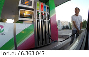 Мужчина заправляет автомобиль на бензоколонке Башнефть (2014 год). Редакционное видео, видеограф Mikhail Erguine / Фотобанк Лори