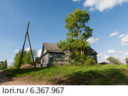 Торопец. Деревенский дом на пригорке (2011 год). Стоковое фото, фотограф Александр Антонников / Фотобанк Лори