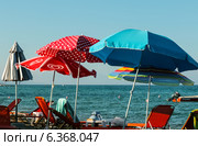 Разноцветные пляжные зонтики (2014 год). Редакционное фото, фотограф Мальцев Артур / Фотобанк Лори