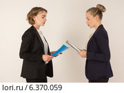 Две молодые деловые женщины ругаются. Стоковое фото, фотограф Эльвира Гумирова / Фотобанк Лори