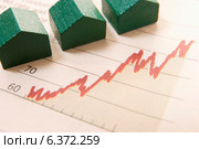 Graph in a paper with wooden houses. Стоковое фото, агентство Ingram Publishing / Фотобанк Лори
