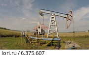 Неработающая нефтяная качалка (рокер). Воздушная съемка (вид) Стоковое видео, видеограф Mikhail Erguine / Фотобанк Лори