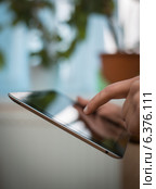 Close up of male hand using digital tablet. Стоковое фото, агентство Ingram Publishing / Фотобанк Лори