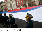Военнослужащие роты специального караула Президентского полка несет огромное полотнище российского триколора во время шествия оркестров – участников фестиваля "Спасская башня" по Тверской улице в городе Москве в День города, 6 сентября 2014. Редакционное фото, фотограф Николай Винокуров / Фотобанк Лори