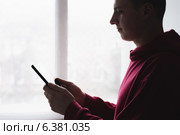 Man using digital tablet. Стоковое фото, агентство Ingram Publishing / Фотобанк Лори