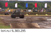 Российская армия. Боевая машина пехоты БМП-3 стреляет из пулемета во время прыжка через трамплин на военном полигоне (2014 год). Редакционное видео, видеограф Арташес Оганджанян / Фотобанк Лори
