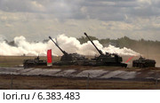 Российская армия. Самоходная Артиллерийская Установка (САУ) МСТА-С (M1990 «Farm») и танки Т-90А на военном полигоне. Танк стреляет на холме. (2014 год). Редакционное видео, видеограф Арташес Оганджанян / Фотобанк Лори