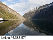 Отражение скал в тихой воде сливается с самими скалами. Согнефьорд. Лаэрдаль. Норвегия. (2014 год). Стоковое фото, фотограф Сергей Афанасьев / Фотобанк Лори