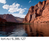 Reflection of rocks in water, Glen Canyon National Recreation Area, Colorado River Float Trip, Colorado River, Arizona-Utah, USA. Стоковое фото, агентство Ingram Publishing / Фотобанк Лори